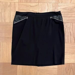Stretchy skirt w/ faux leather & metal zipper corners